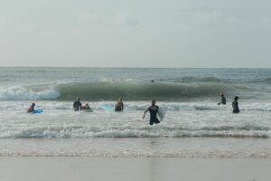 Comment débuter le surf ? Le guide pour réussir ses premières sessions et les au...