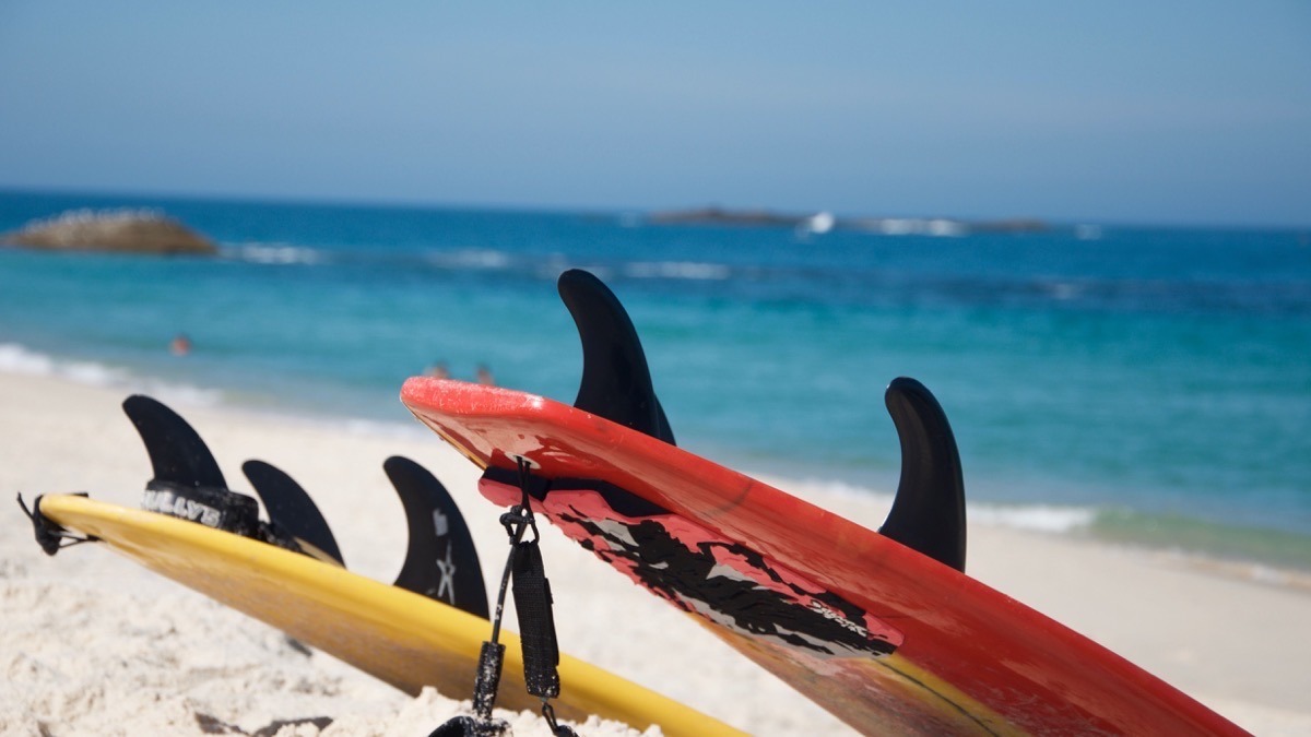 Premier cours de surf : comment se préparer et quoi apporter ?