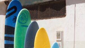 Quelle taille de planche de surf choisir quand on débute ?