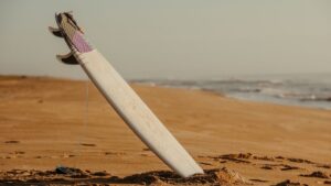 Comment progresser en surf après ses premiers cours ?